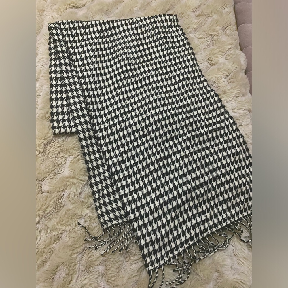 Like new beautiful black and White Houndstooth Scarf